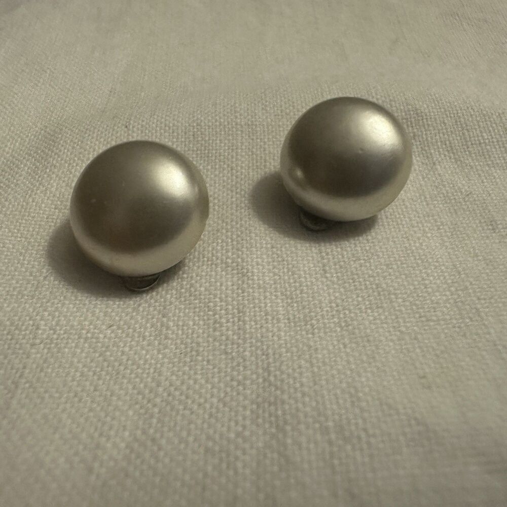 Vintage 3/4" round faux pearl silver tone Clip On Earrings